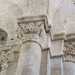 ...accoglie delle colonne dalle decorazioni raffinatissime, con figure umane e vegetali che adornano i tanti capitelli